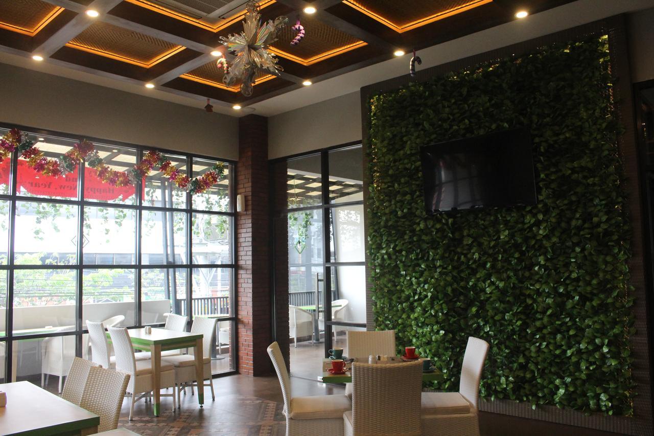 Uniq Hotel Yogyakarta Esterno foto
